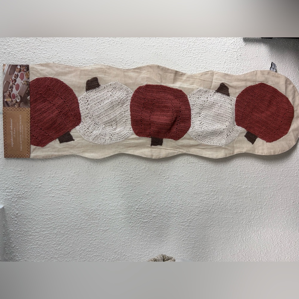 NWT- Beautiful Orange & Cream Fall Pumpkin Autumn  Crochet Pumpkin Table Runner